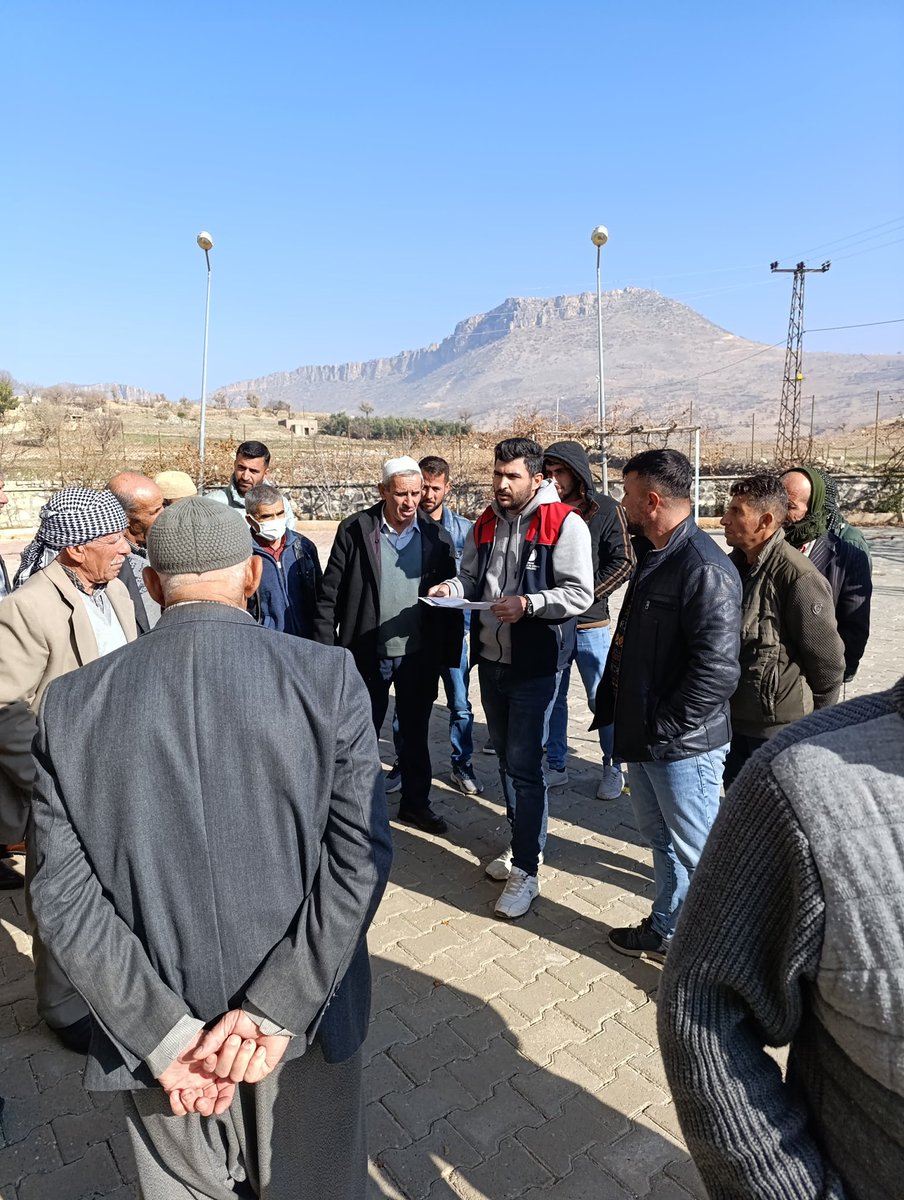 Guclukonaktarim's tweet photo. 🇹🇷 Cuma buluşmalarımız tüm hızıyla sürüyor.

🌾 Üreticilerimize "Üretim Planlaması ve Yeni Destekleme Modeli"ni aktarıyor, sürdürülebilir tarım için el ele çalışıyoruz.
📍Gümüşyazı Köyü
🌱 Gelecek Tarımda! #tarimSahada 
@oktaysezgin35 
@sirnakiltarim https://t.co/3wdFOswOw6