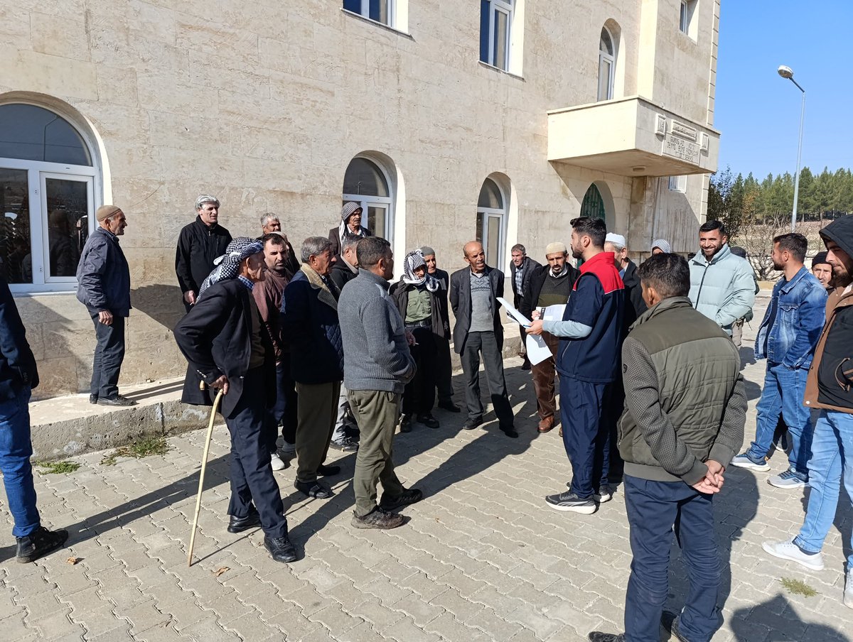 Guclukonaktarim's tweet photo. 🇹🇷 Cuma buluşmalarımız tüm hızıyla sürüyor.

🌾 Üreticilerimize "Üretim Planlaması ve Yeni Destekleme Modeli"ni aktarıyor, sürdürülebilir tarım için el ele çalışıyoruz.
📍Gümüşyazı Köyü
🌱 Gelecek Tarımda! #tarimSahada 
@oktaysezgin35 
@sirnakiltarim https://t.co/3wdFOswOw6