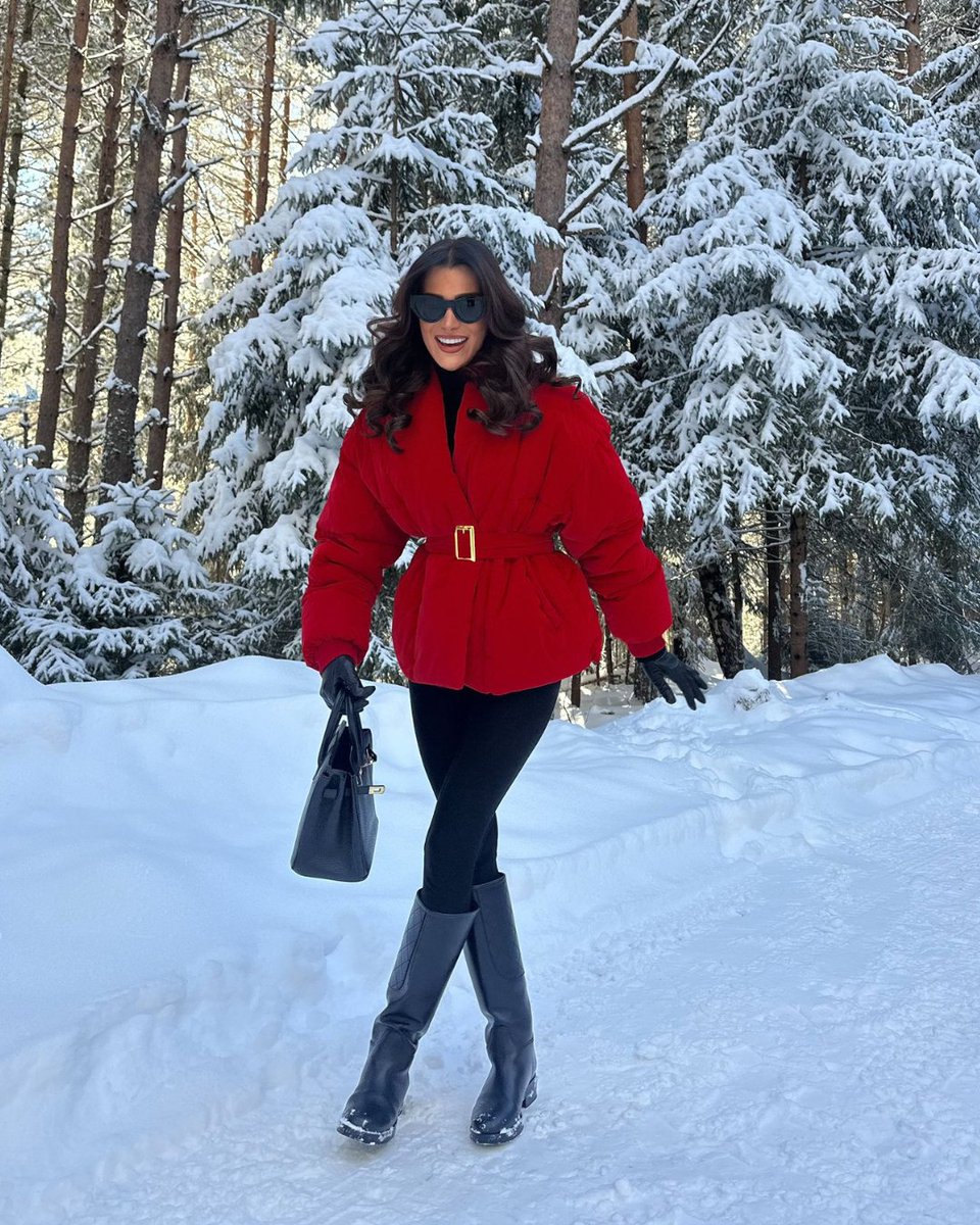 Winter wonderland with @yasmindevonport 🤍❄️

Yasmin keeps cosy wearing our must-have Black Winter Leggings