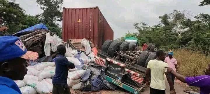 EsBi_Media's tweet photo. 🛑SOCIÉTÉ - #DRAME : QUATRE PERSONNES DÉCÉDÉES DANS UN ACCIDENT TRAGIQUE DE POIDS LOURDS SUR LA NATIONALE NUMÉRO 10.
L'accident tragique survenu sur la route nationale numéro 10 entre #Ayos et le Carrefour 14, dans cette matinée du 6 décembre, a causé la mort de quatre...⤵️ https://t.co/kGP8qaa09V