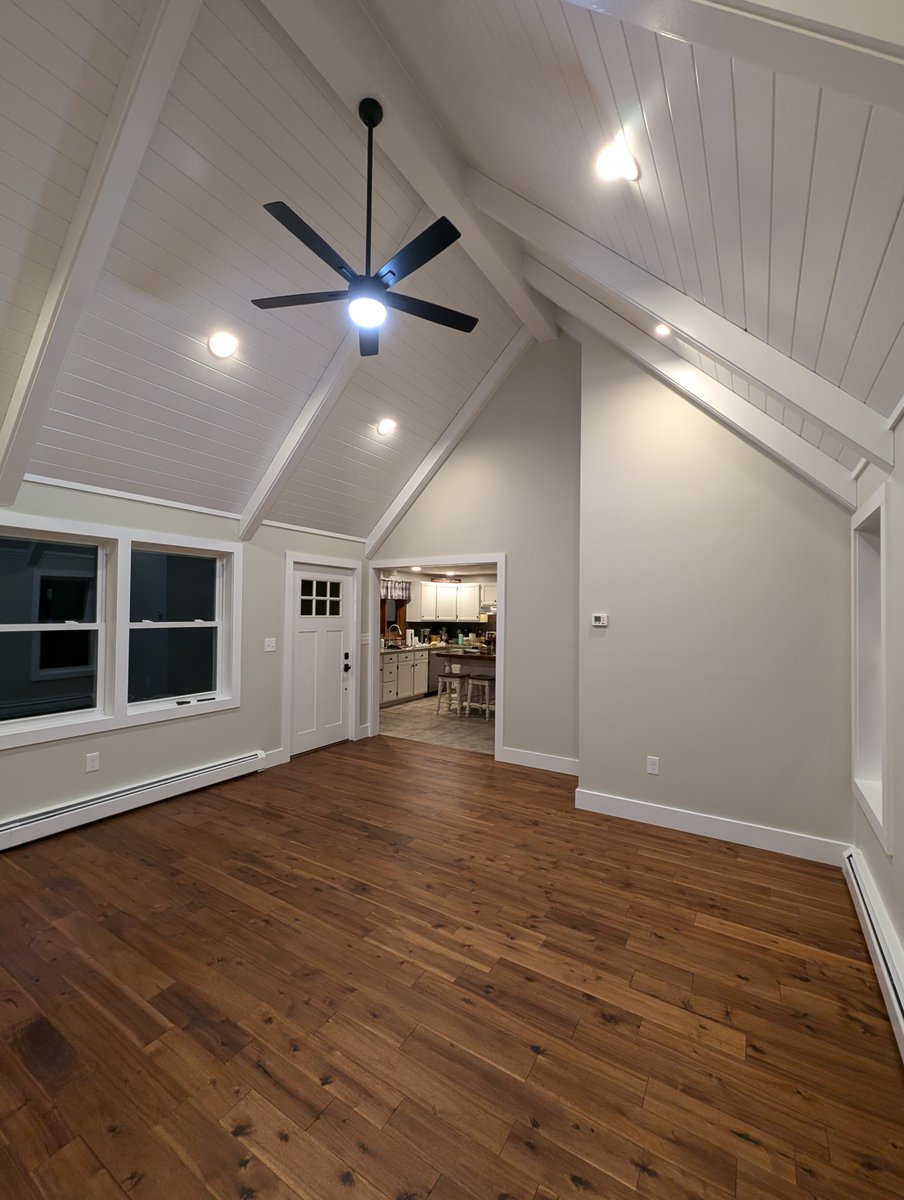 Strong_Builders's tweet photo. Family Room addition complete. Electric fireplace added to original design as a focal point. What do you want to build today? #strongbuilders #remodeling #northbridgema #addition #electricfireplace https://t.co/Xjv4AXxVpC