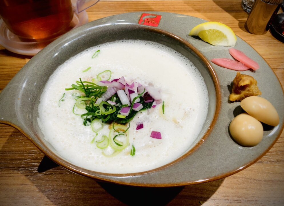 OishiiShinyuri's tweet photo. 久々にTORISETSUのラーメン。ミルキーで美味しかった。独特の味。横に付いてる燻製もとても好きでした。
#新百合ヶ丘 #TORISETSU #ラーメン #麻生区 燻製 https://t.co/IUzBpyHHKP