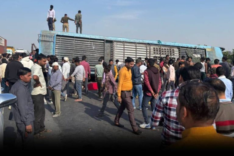 NewsCapitalGJ's tweet photo. Lucknow-Agra Expressway પર ભયાનક અકસ્માત, બસ પલટી જતાં 8નાં મોત, 19 ઘાયલ

વાંચો : 
https://t.co/wTFS0hMxO1

#Luchnow #Agra #Accident https://t.co/J63SQo80ZS