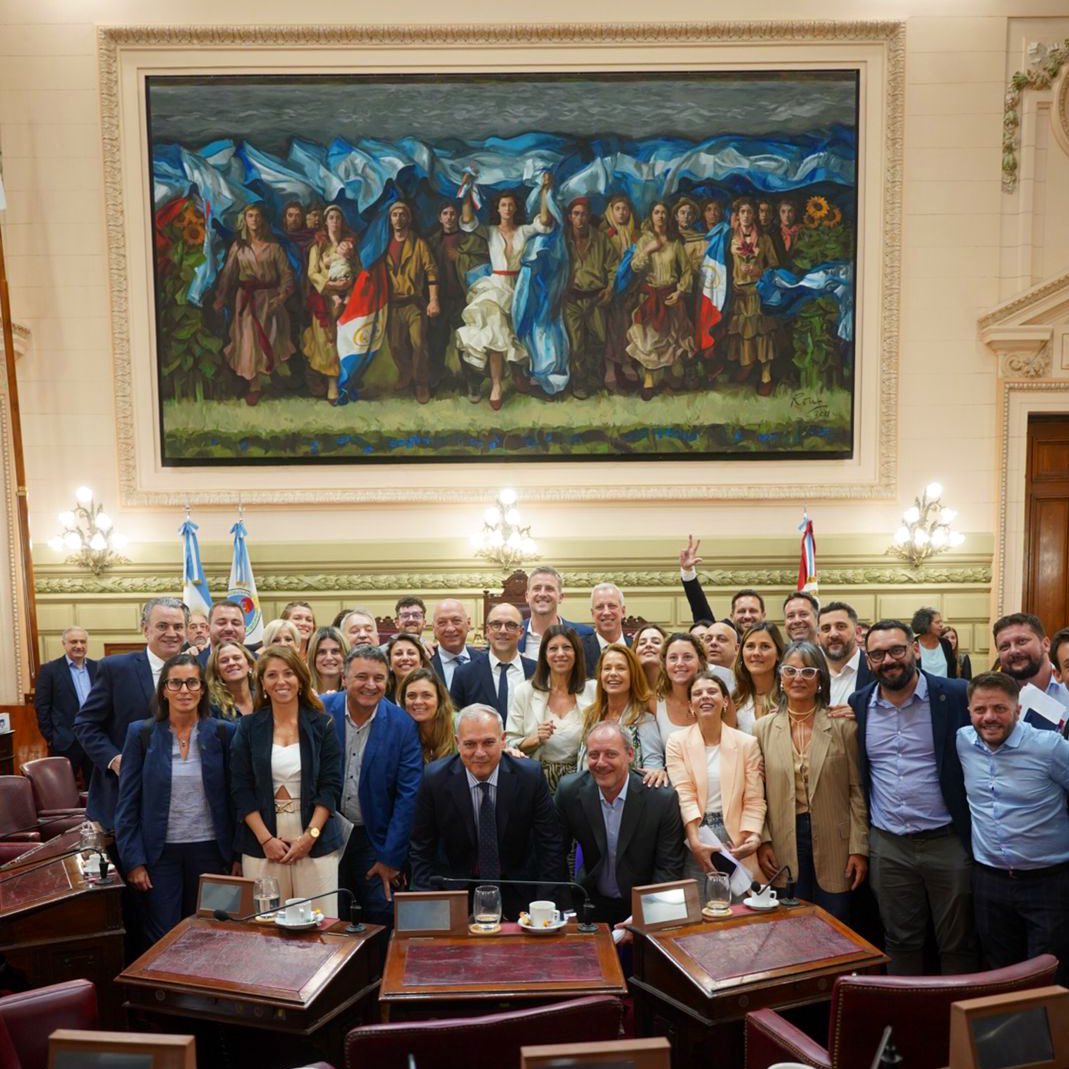 SusanaRueda's tweet photo. Despues de 60 años, Santa Fe podrá actualizar su #Constitución. Vamos por más derechos en una carta magna  adecuada a este siglo

Felicitaciones a todos quienes trabajaron durante meses para llegar a este logro histórico. El tiempo dará la justa perspectiva de su dimensión! https://t.co/VPIKdRSeqq