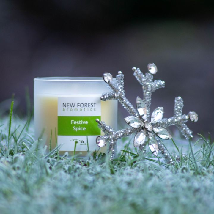 Let our Cinnamon, Orange and cardamom spice candles transport you to a winter wonderland! More than a candle, it's an experience that embodies the scent of Christmas. Perfect for gifting or cosy celebrations. Get yours now before the holiday rush! 
newforestaromatics.co.uk/shop/candles/f…