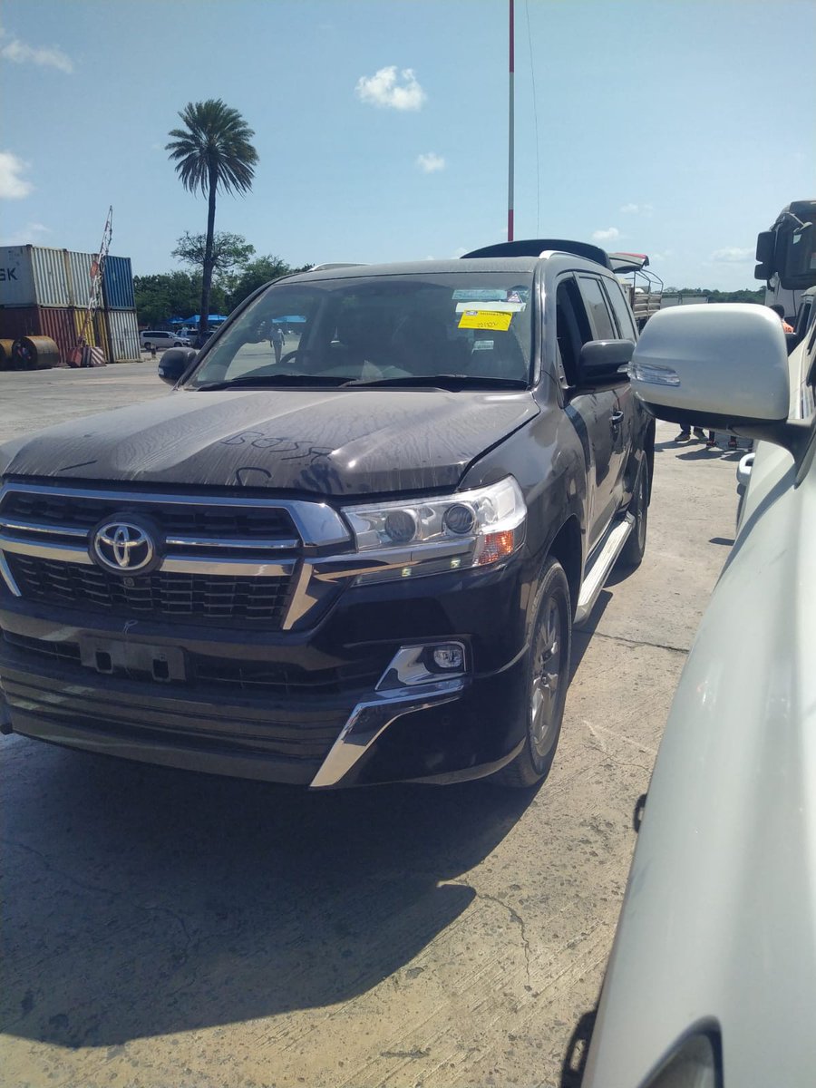 TOYOTA LANDCRUISER SAHARA DIESEL V8 SUNROOF 
MODEL: VDJ200R
GRADE: SAHARA
AUTOMATIC 
6FC AT 6-SPEED FLOOR SHIFT
8SEATER
ENGINE SIZE: 4500CC
RHD
YEAR:2017/05
Options 
Fully loaded
13.5M