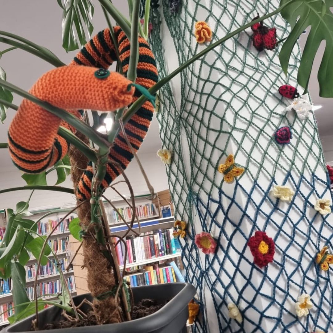 Better_Balham's tweet image. Meet Sam the Library Snake,, with knitted flowers to help bring some spring cheer all year round to Balham Library (Snake made by our wonderful colleague, and flowers by lovely K&amp;amp;K members)!
No matter your skill level, all our welcome to come along!
Every Monday from 10am.