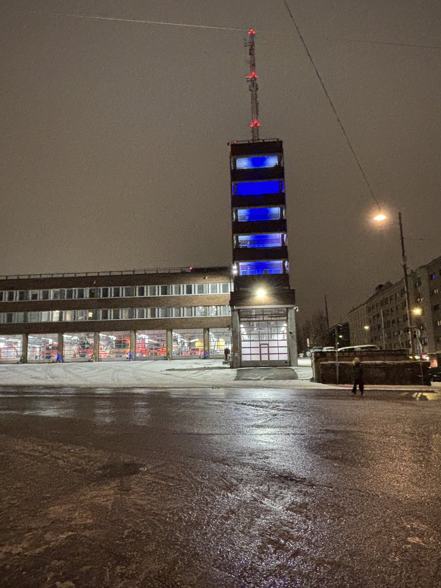 MarkoRostedt's tweet photo. Tänä vuonna @stadinbrankkari Kallion pelastusaseman Suomen lippu tehtiin LED-valoilla. Idea tuli henkilöstöltä. Idea toteutettiin ja siitähän tuli tyylikäs 🫡🇫🇮 https://t.co/iMW6z96VjG