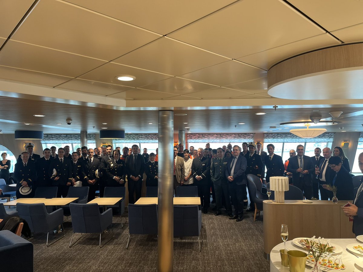 jmrouebferries's tweet image. Mission accomplie hier : le drapeau 🇫🇷flotte désormais sur le #SaintMalo, 1er grand ferry en 🇪🇺à propulsion hybride Merci au député @didierlegac &amp;amp; Mme Carré, Consule générale de 🇫🇷 qui sont venu hisser les couleurs avec  @BrasOlivier représentant @LoigCG Pdt de @regionbretagne
