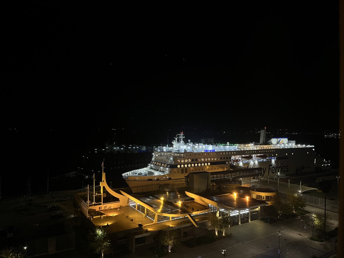 jmrouebferries's tweet image. Mission accomplie hier : le drapeau 🇫🇷flotte désormais sur le #SaintMalo, 1er grand ferry en 🇪🇺à propulsion hybride Merci au député @didierlegac &amp;amp; Mme Carré, Consule générale de 🇫🇷 qui sont venu hisser les couleurs avec  @BrasOlivier représentant @LoigCG Pdt de @regionbretagne