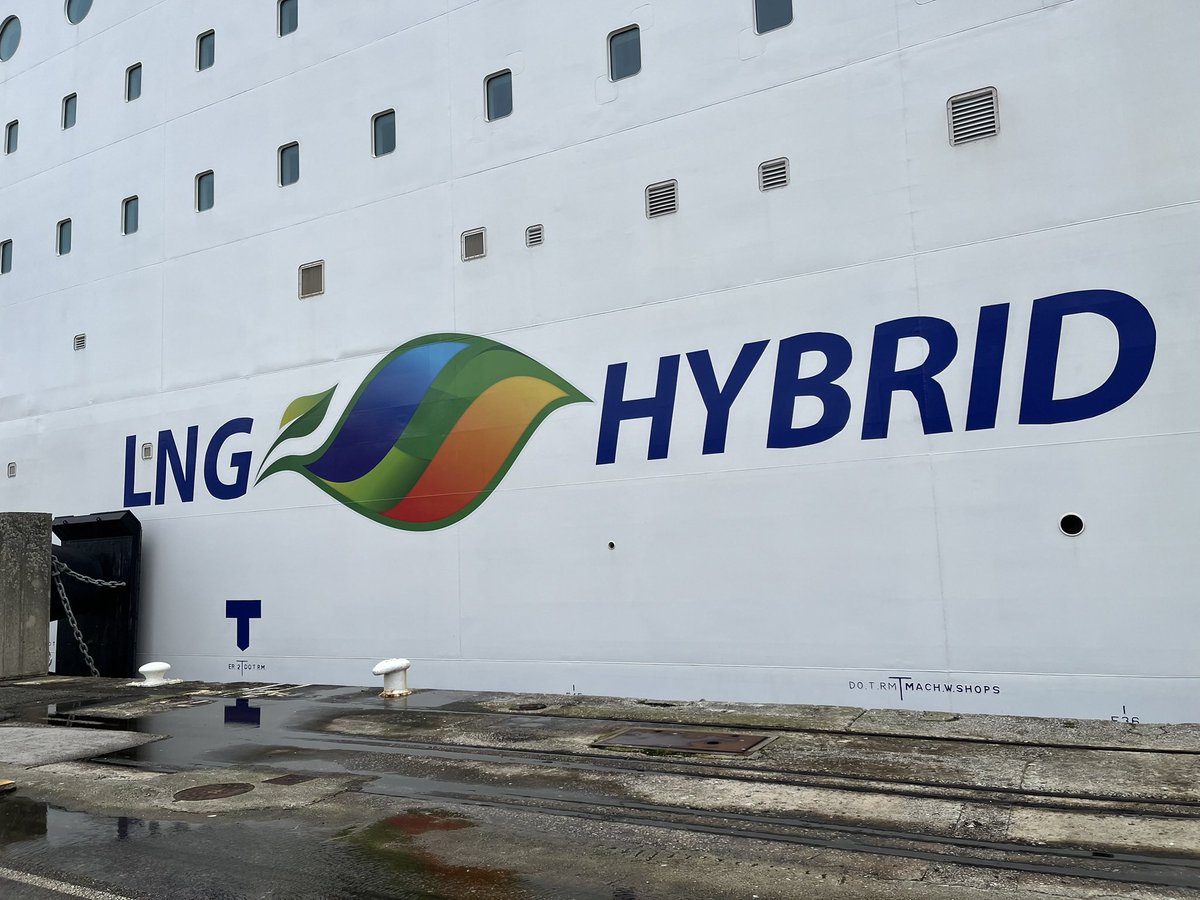 jmrouebferries's tweet image. Mission accomplie hier : le drapeau 🇫🇷flotte désormais sur le #SaintMalo, 1er grand ferry en 🇪🇺à propulsion hybride Merci au député @didierlegac &amp;amp; Mme Carré, Consule générale de 🇫🇷 qui sont venu hisser les couleurs avec  @BrasOlivier représentant @LoigCG Pdt de @regionbretagne