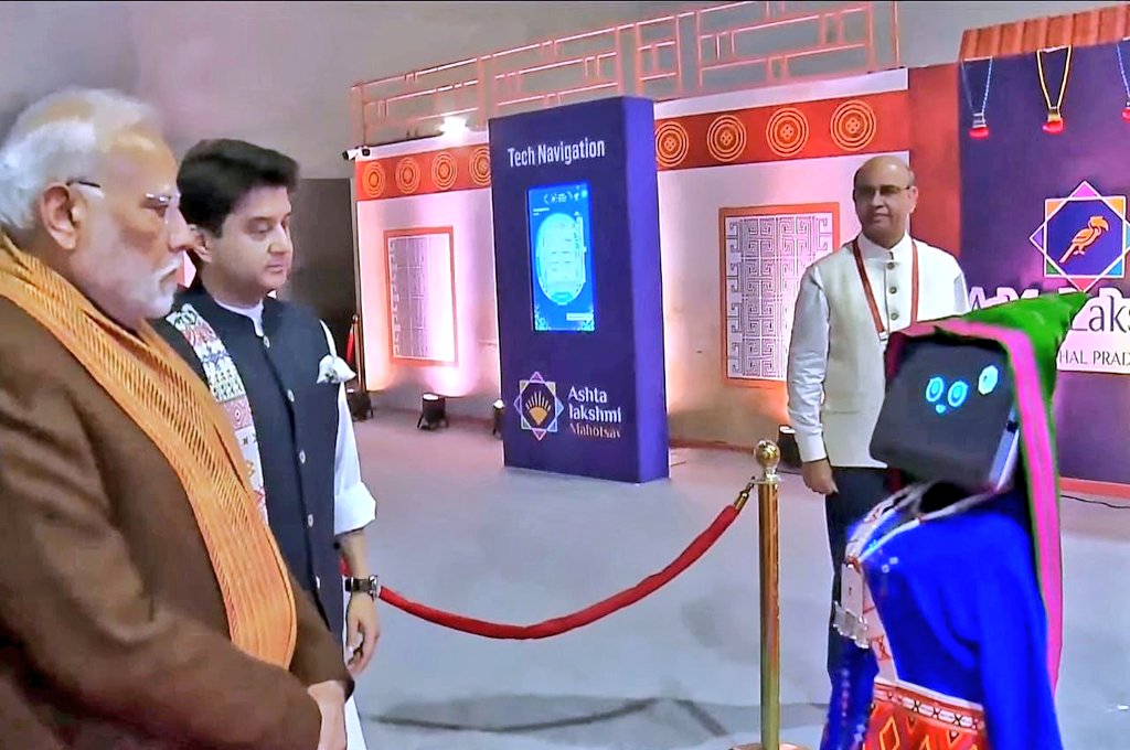 JM_Scindia's tweet photo. अष्टलक्ष्मी महोत्सव में उत्तर पूर्वी भारत के सभी 8 राज्यों की कला और संस्कृति को प्रदर्शित करती हुई पोशाक और आभूषणों से सुसज्जित 'रोबोट' के साथ माननीय प्रधानमंत्री श्री @narendramodi जी का स्वागत किया। 

यह आयोजन सांस्कृतिक गतिविधियों के साथ- साथ कला, तकनीक और डिजिटल सेवाओं के संगम का सुंदर केन्द्र बन गया है।
 
📍भारत मंडपम, नई दिल्ली 
#AshtalakshmiMahotsav