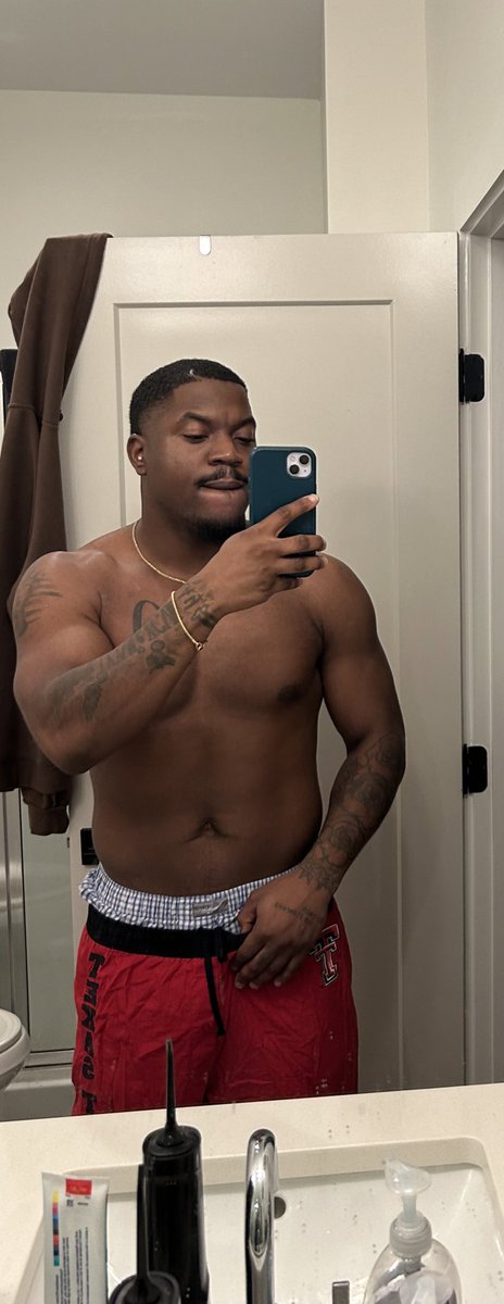 q_tycoonn's tweet photo. Touch😏 & Agree 🤝🏾😩
#NoAbs..YET #phatboi #tycoon #Tn https://t.co/Yc2DOfTWdZ