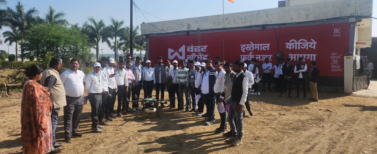 IFFCO_MP's tweet photo. इफको म.प्र द्वाराआदमपुर छावनी सहकारी समिति पर  कृषि आदान विक्रेताओं के साथ संतुलित उर्वरक उपयोग और नैनो उर्वरक व ड्रोन उपयोग विषय पर परिचर्चा में भाग लिया। @IFFCO_PR ,@drusawasthi ,@iffcoyogendra https://t.co/rxzuwsHk3v