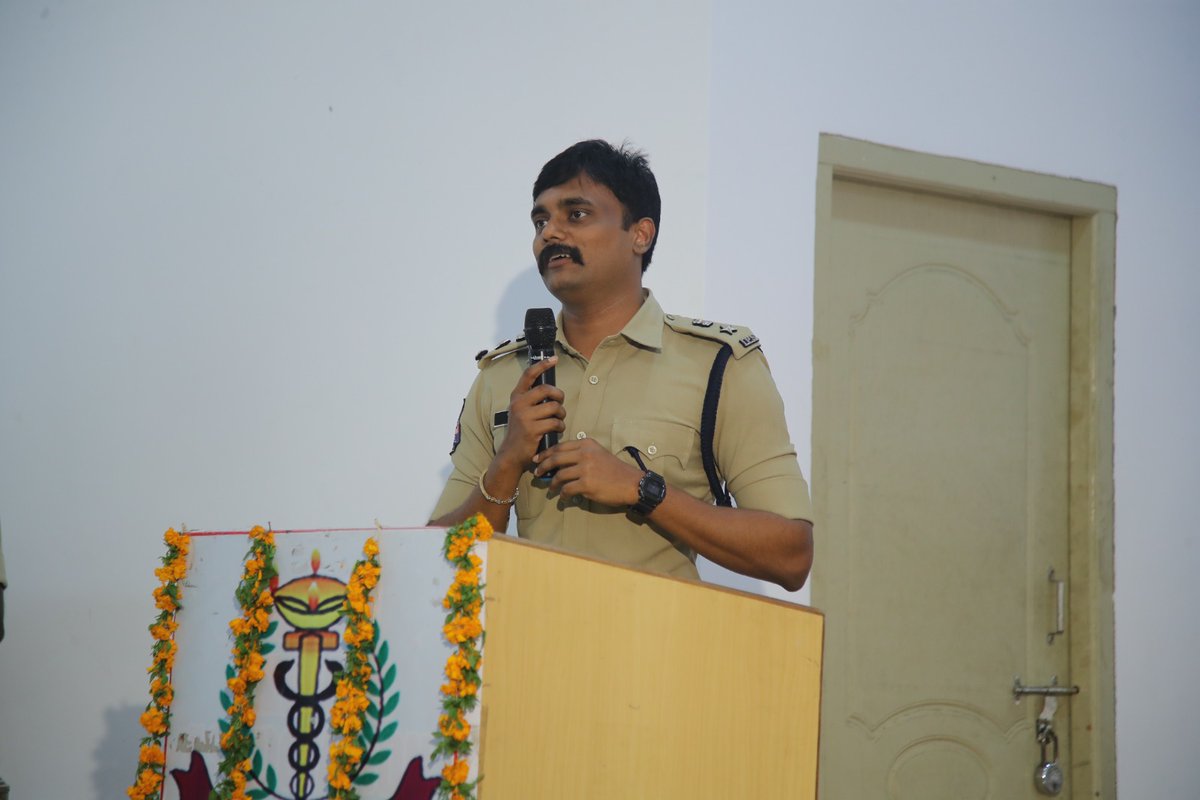 SpKothagudem's tweet photo. పోలీస్ శాఖలో హోంగార్డ్స్ ఆఫీసర్స్ పనితీరు ప్రశంసనీయం.

62వ హోంగార్డ్స్ (రైజింగ్ డే) ఆవిర్భావ దినోత్సవ వేడుకలకు ముఖ్య అతిధిగా హాజరైన జిల్లా ఎస్పీ రోహిత్ రాజు ఐపిఎస్ @TelanganaCOPs
@TelanganaDGP https://t.co/RS2ibsFZK7