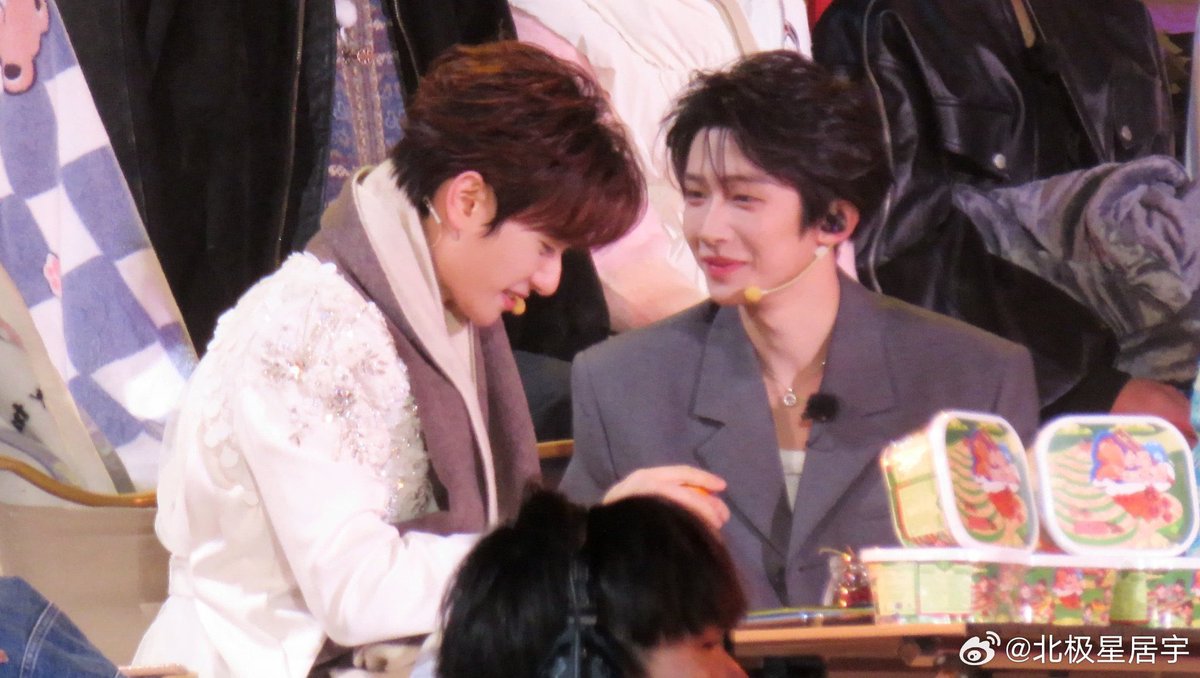 สี่ปีแล้วก็ยังไม่หายเขินกันอีกเน้ออออ สายตาที่มองกันก็ยังหวานเจี๊ยบเหมือนเดิมไม่เปลี่ยน 🫠🫠🫠