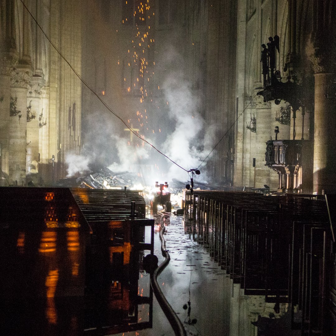#NotreDame ⛪🔥 | La réouverture de Notre-Dame de Paris nous ramène inévitablement 5 ans en arrière, au moment de ce terrible incendie. Retour sur le rôle de #Colossus qui est intervenu en soutien des <a href="/PompiersParis/">PompiersParis</a> 🚒.

Crédits photo : Bastien Guerche
👉  eu1.hubs.ly/H0fbJnW0