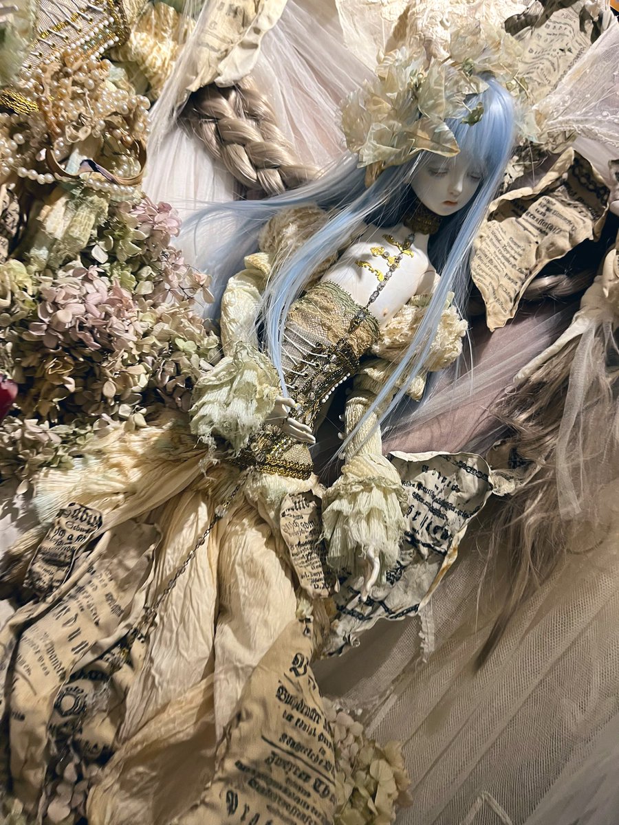 vitafragilis1's tweet photo. 古書を纏う少年

個展『Taenia Argenta・Stella Aurelia』より。
去年の個展の初日から今日でちょうど一年 https://t.co/VWCX90XXvv