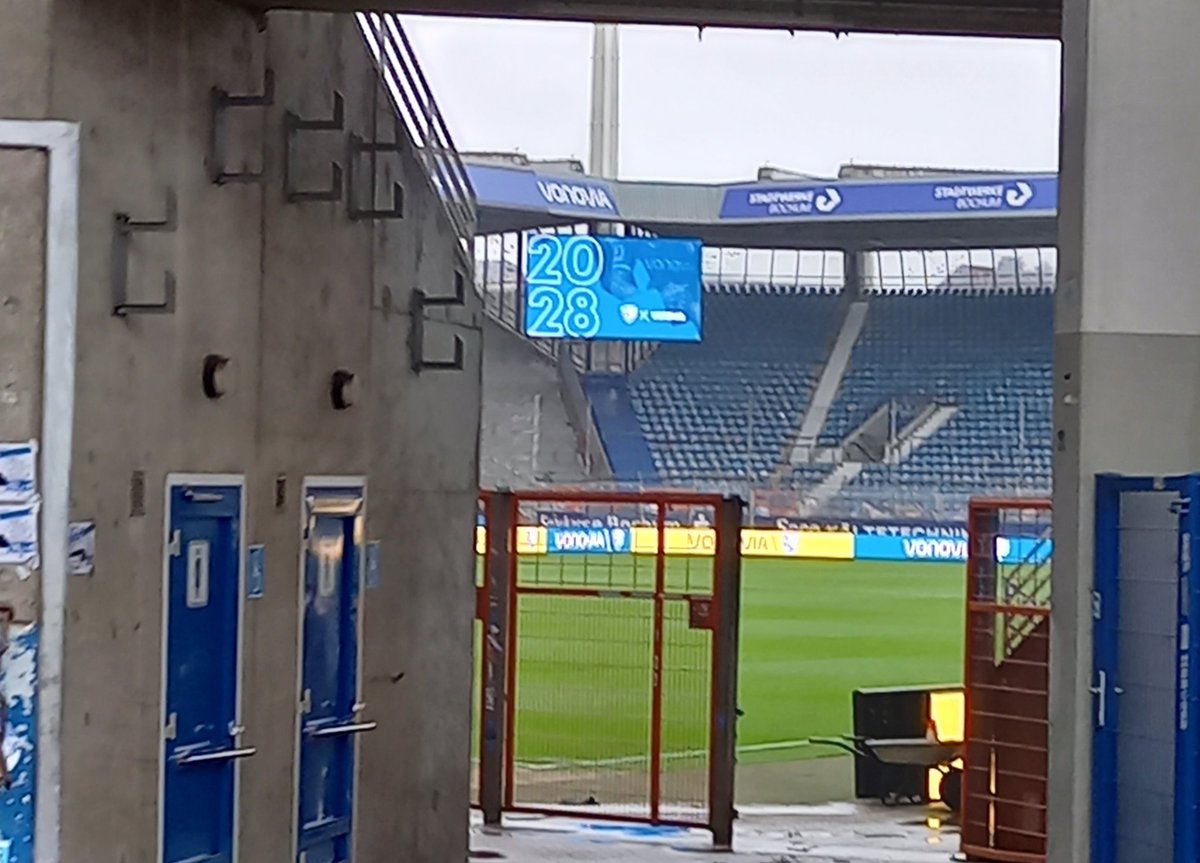 p_rentsch's tweet photo. Ergänzend zu meiner gestrigen Meldung: Der VfL Bochum hat den Vertrag mit Haupt-und Trikotsponsor Vonovia bis 2028 verlängern können. Anbei das Beweisfoto. #meinVfL https://t.co/3EhQ4fHLTa