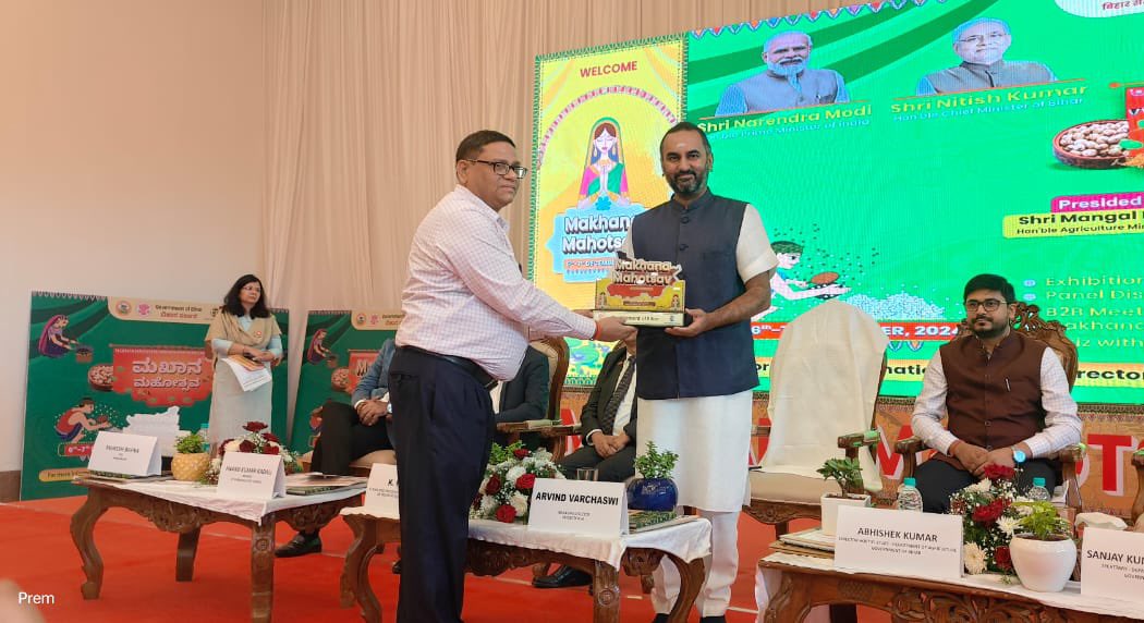 arvindvarchaswi's tweet photo. Addressed the Inaugural Session of “Makhana Mahotsav” along with Hon. Agriculture and Health Minister of Bihar @mangalpandeybjp & Hon. Deputy Chief Minister of Bihar @samrat4bjp organized by the Department of Agriculture, Government of Bihar & Indian Chamber of Commerce. Highlighted the remarkable health benefits of Foxnut - a true #Superfood for wellness and sustainability! @srisritattva is proud to feature #Makhana as part of #TrueCrew healthy snacks. Visit https://t.co/7kg3vzBtYk