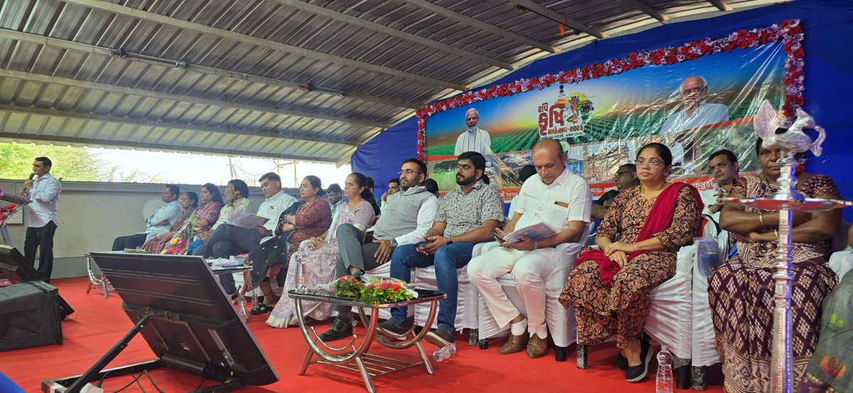 સેવણી તા.કામરેજ ખાતે તાલુકા કક્ષા
રવિ કૃષિ મહોત્સવ -૨૦૨૪નું આયોજન થયું.જેમાં ખેડૂતોને મૂલ્યવર્ધન બાબતે કૃષિ વૈજ્ઞાનિકો સાથે પરિસંવાદ થયો.મોટી સંખ્યા માં ખેડૂતો માન.મુખ્યમંત્રી નાં લાઈવ ઉદબોધનના સાક્ષી બન્યા. <a href="/JayantiRavi/">Jayanti Ravi</a> <a href="/collectorsurat/">Collector Surat</a> <a href="/rac_surat/">R.A.C Surat</a> <a href="/InfoGujarat/">Gujarat Information</a> <a href="/SURAT_DDO1/">DDO SURAT</a>