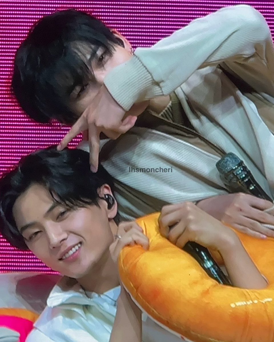 mainlyjay's tweet photo. jayki are so cute 😭 https://t.co/Q8nW3Q7Zzo