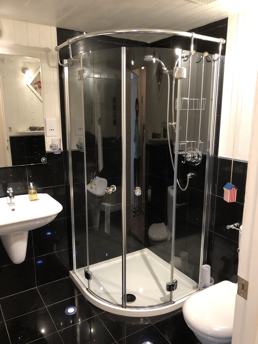 Fabulous little bolt hole in the conservation area of Padstow.  Sleeps 2 comfortably. 5 mins walk to the harbour, restaurants &amp; shops.  Ideal for walkers on the South West Coast Path - 1 night stays available!  padstowlive.com/accommodation/…