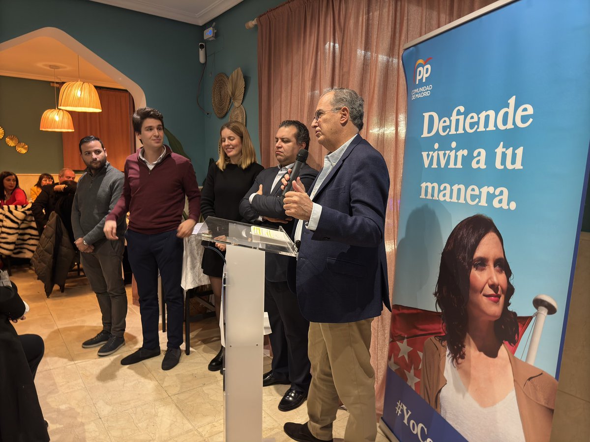 NMadrilenosPP's tweet photo. 🎄 Ayer celebramos como cada año la llegada de la Navidad con @eossoriocrespo @elivigil_ y @gustavoeustache 

Esperamos que la magia de estas fechas llegue con ilusión y que el próximo año esté lleno de bendiciones. 

#FelizNavidad https://t.co/OiDkdBUgN6