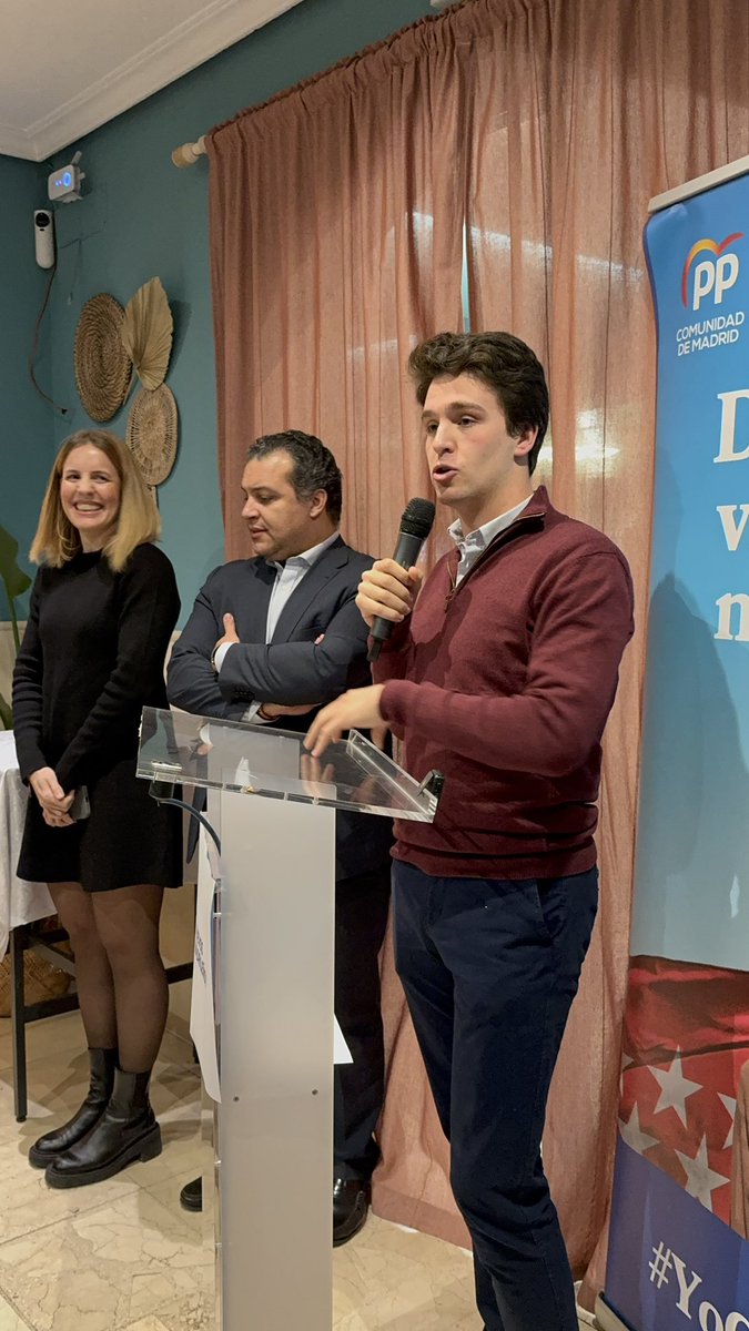NMadrilenosPP's tweet photo. 🎄 Ayer celebramos como cada año la llegada de la Navidad con @eossoriocrespo @elivigil_ y @gustavoeustache 

Esperamos que la magia de estas fechas llegue con ilusión y que el próximo año esté lleno de bendiciones. 

#FelizNavidad https://t.co/OiDkdBUgN6