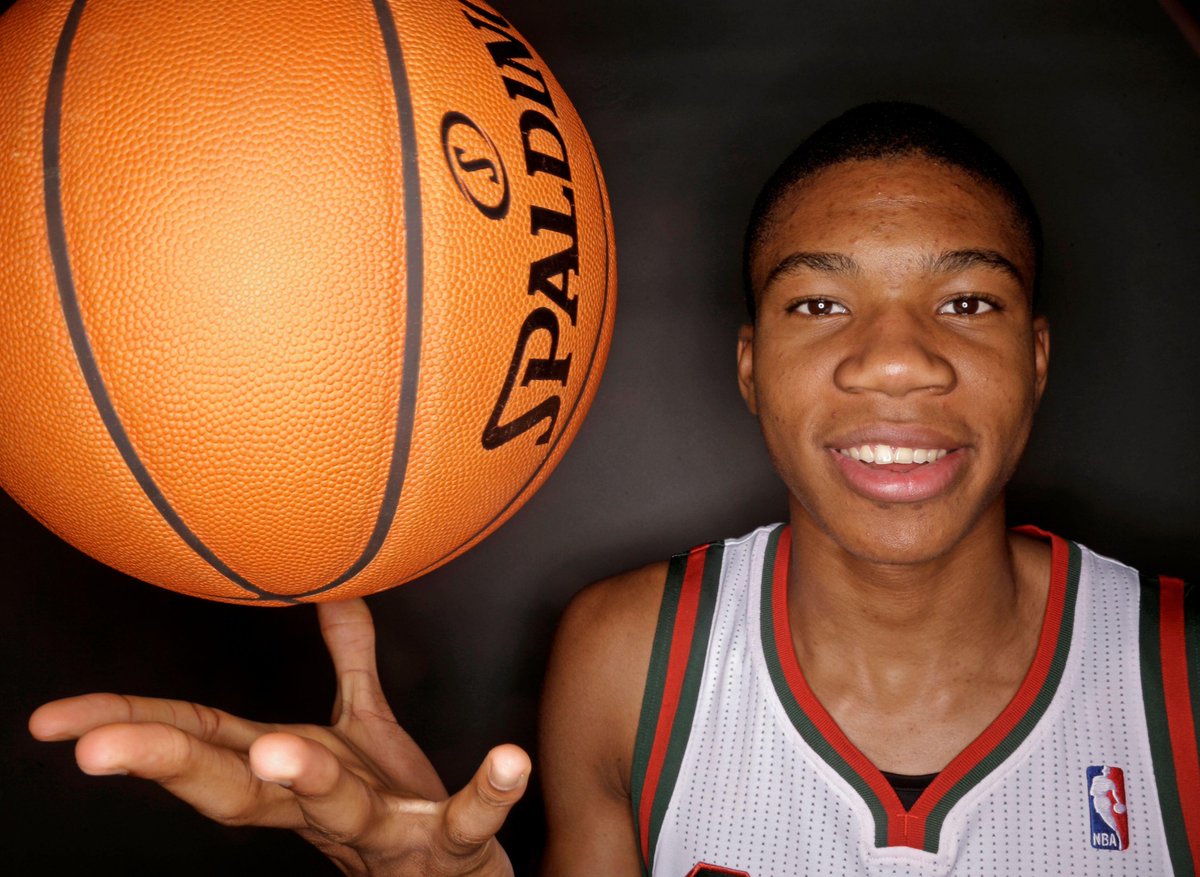 Με μερικούς αθλητές ο δεσμός δεν είναι τυπικός.
Άλλοτε είναι η ταύτιση λόγω της ομάδας.
Άλλοτε ο θαυμασμός για το ταλέντο.
Άλλοτε και τα δύο μαζί.

Ο δεσμός με τον Γιάννη βρίσκεται σε κάτι πέρα από όλα αυτά.

Σήμερα κλείνει τα τριάντα.

Την αγάπη μας.

#Giannis #fearthedeer