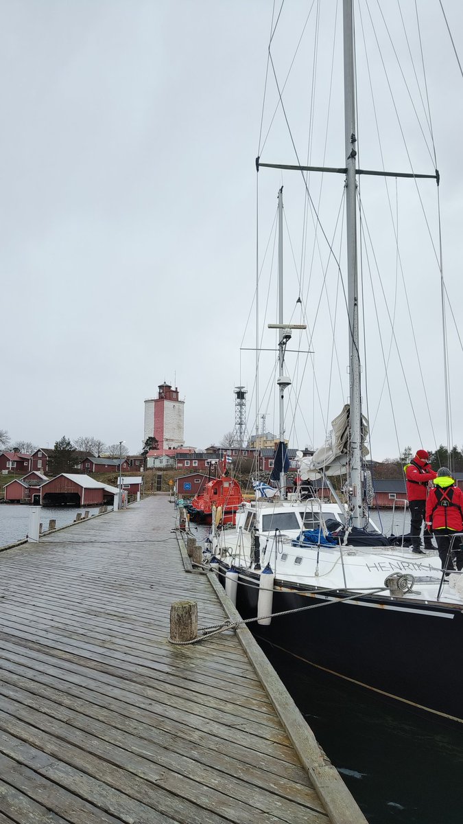 sy_henrika's tweet photo. Henrika on saapunut Utöhön 16,5 tunnin legin jälkeen. Lounaan jälkeen vuorossa on saareen tutustumista. #partioscout #purjehdus https://t.co/vPDbyszNTj