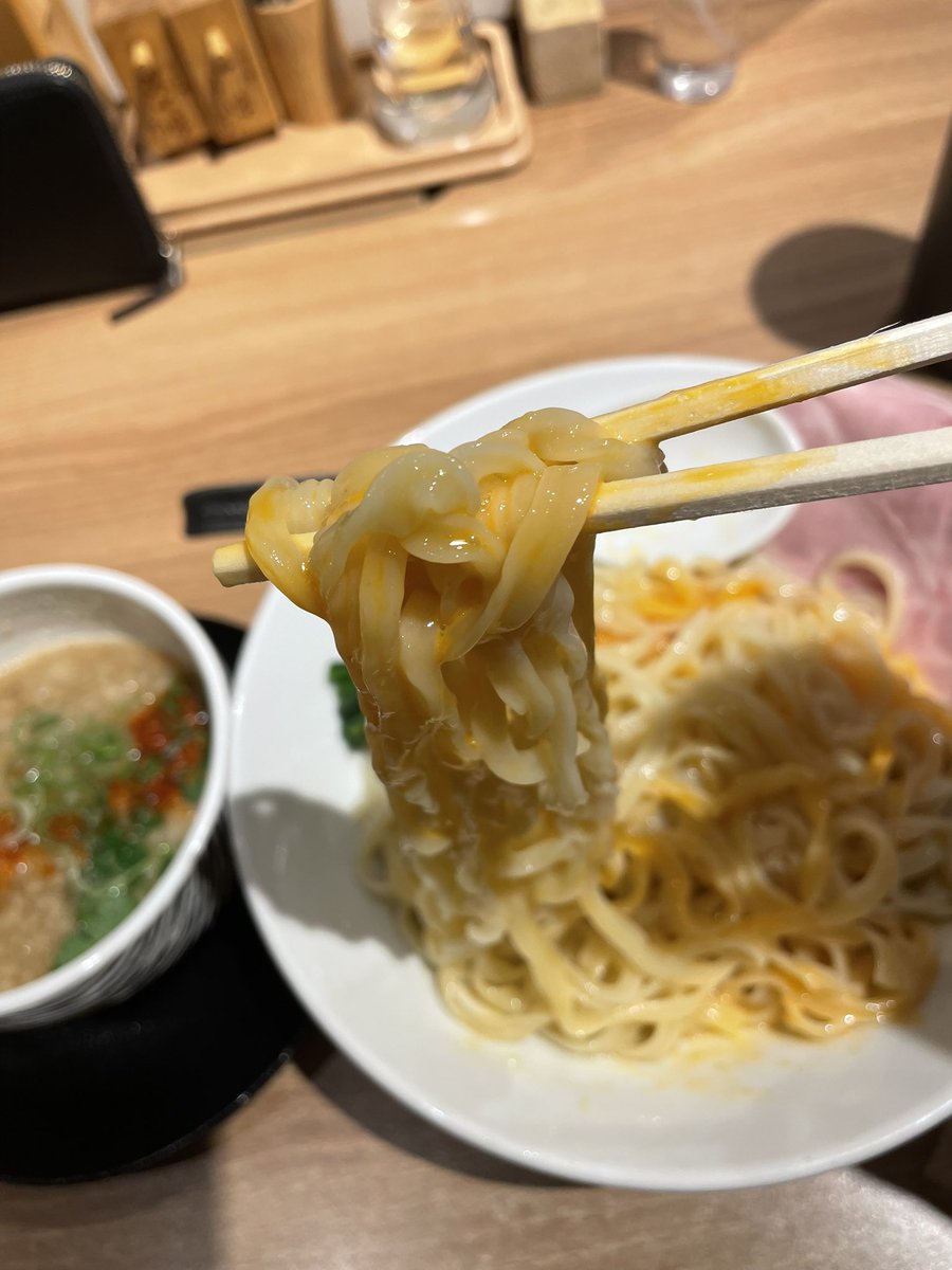 麺 鍾馗🍜
 12月限定
【釜玉ウイング背脂つけ麺】

まずは卵を混ぜて麺をそのまま…旨し☀️スープに潜らせてまた旨し😁

ウイング麺の食感が新鮮で良き！✨

背脂の効いた割スープまで美味しく頂いた😎
#つけ麺
#釜玉ウイング背脂つけ麺
#麺鍾馗