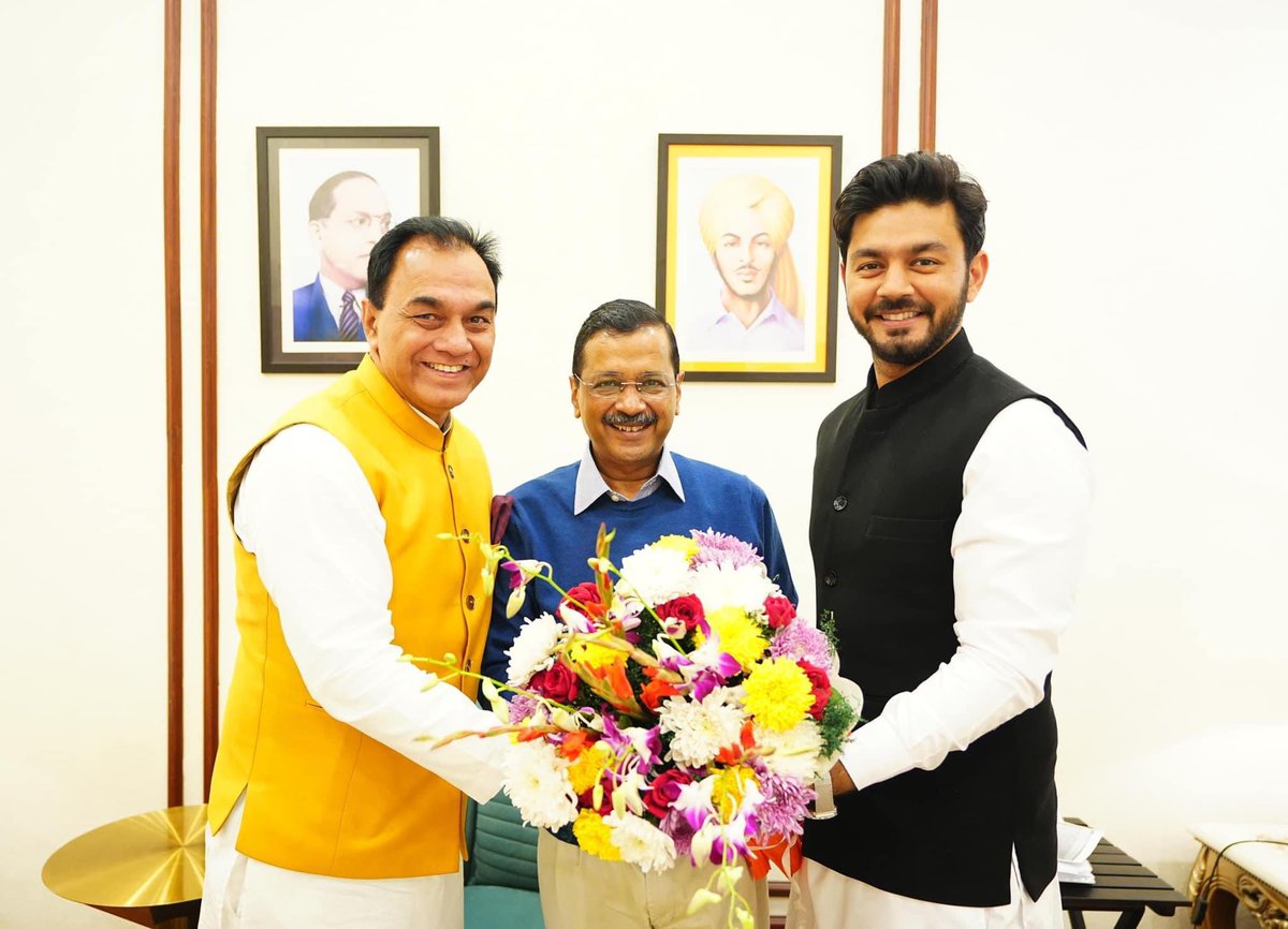 Navjot_Mehta_'s tweet photo. @ArvindKejriwal ਪਰਿਵਾਰਵਾਦ ਕਿੱਥੇ ਗਿਆ ਗੱਪੀਆ ? ਇੱਕ ਪਰਿਵਾਰ ਚ ਕਹਿੰਦਾ ਸੀ ਇੱਕ ਟਿੱਕਟ ਦਵਾਂਗੇ, ਕਿੱਥੇ ਗਏ ਸਿਧਾਂਤ ? ਤੁਸੀਂ ਬੇਸ਼ੱਕ ਜਿੱਤ ਗਏ 3 ਸੀਟਾਂ ਪਰ ਤੁਹਾਡੀ 1% ਇਜ਼ਤ ਨੀ ਰਹੀ ਸਾਡੇ ਵਰਗੇ ਜਜ਼ਬਾਤੀ ਵਰਕਰਾਂ ਦੇ ਦਿਲਾਂ ਚ, ਸ਼ਰਮ ਆਉਣੀ ਚਾਹੀਦੀ ਤੁਹਾਨੂੰ ਥੁੱਕ ਕੇ ਚੱਟਣ ਵਾਲਿਆਂ ਨੂੰ, @AamAadmiParty https://t.co/9CS2VjAPUF
