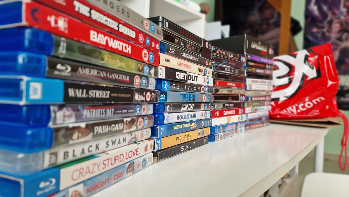 CollectorMickey's tweet photo. Gracias a vuestro super trabajo para saber qué pelis extranjeras tienen castellano, hicimos una buena compra en un viaje a Londres😋 @mubis_es https://t.co/3iTM8Y65Fr