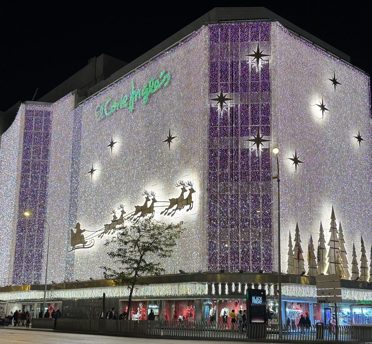 Que El Corte Inglés es empresa ejemplar que da trabajo a 82.000 familias españolas, es un orgullo nacional, pero que en Navidad evite el Belén o los Reyes Magos y ponga en su fachada a un personaje que no pertenece a la tradición católica, por no ofender, es triste.