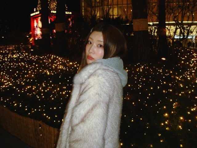 Wrapped in warmth, surrounded by lights. Quiet evenings like this remind me how magical simple moments can be. Sometimes, slowing down is the best gift to yourself. 🌟✨