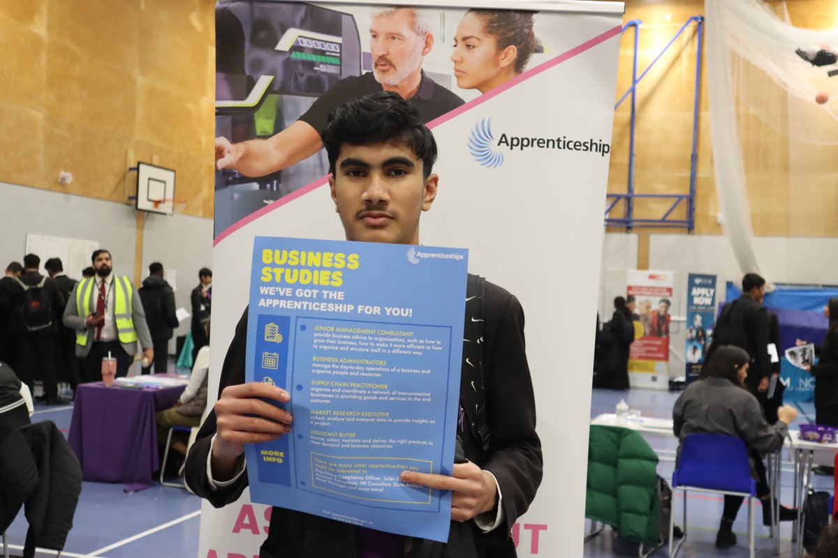 StratfordSch's tweet photo. Last Thursday, we hosted our Post-16 Options Fair for our Year 11 students, and it was a huge success! Our students appreciated the chance to engage with a wide range of providers. A big thank you to everyone who volunteered their time to make it possible. #Careers #Post16Options https://t.co/TB0ecWv1wZ