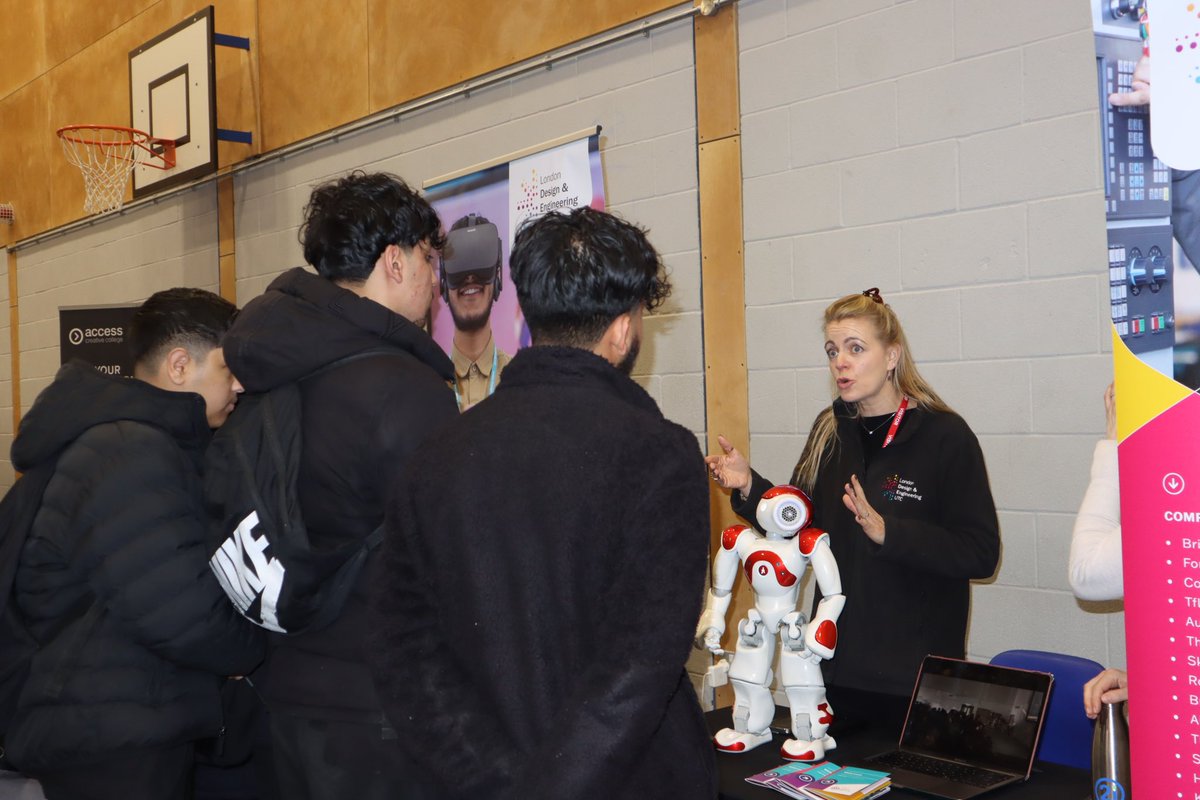 StratfordSch's tweet photo. Last Thursday, we hosted our Post-16 Options Fair for our Year 11 students, and it was a huge success! Our students appreciated the chance to engage with a wide range of providers. A big thank you to everyone who volunteered their time to make it possible. #Careers #Post16Options https://t.co/TB0ecWv1wZ