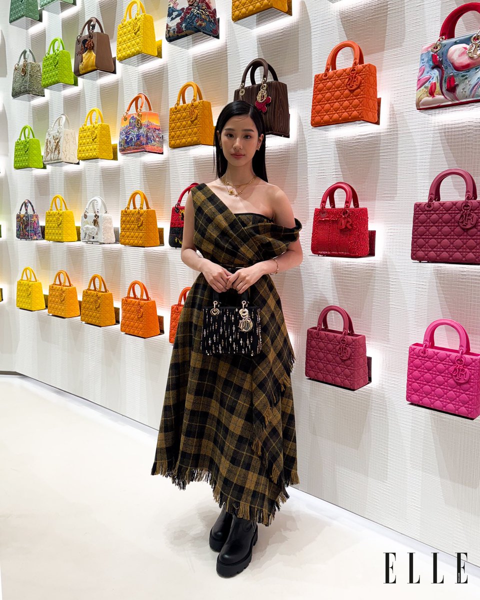 ELLEThailand's tweet image. เริ่มแล้ว! สาวคนแรกที่มาถึง #DiorGoldHouse ก็คือสาวตู ต้นตะวัน @tontawan_t ที่มาในลุคจาก @dior คอลเล็กชั่น Cruise 2025 กับฉากหลัง Rainbow Wall ที่เต็มไปด้วยกระเป๋า Lady Dior ไล่เฉดสีสุดงดงาม

#ELLEThailand 
#Dior #tontawan