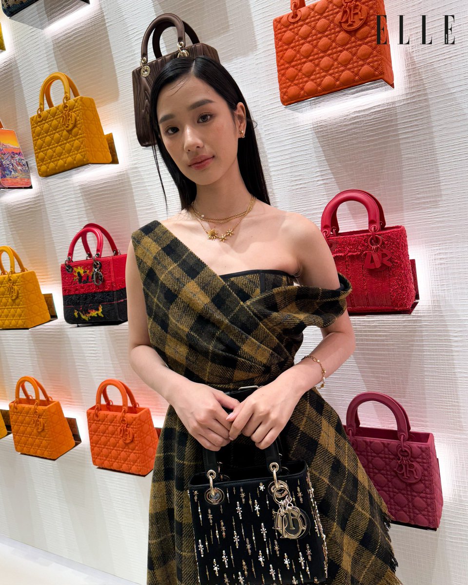 ELLEThailand's tweet image. เริ่มแล้ว! สาวคนแรกที่มาถึง #DiorGoldHouse ก็คือสาวตู ต้นตะวัน @tontawan_t ที่มาในลุคจาก @dior คอลเล็กชั่น Cruise 2025 กับฉากหลัง Rainbow Wall ที่เต็มไปด้วยกระเป๋า Lady Dior ไล่เฉดสีสุดงดงาม

#ELLEThailand 
#Dior #tontawan