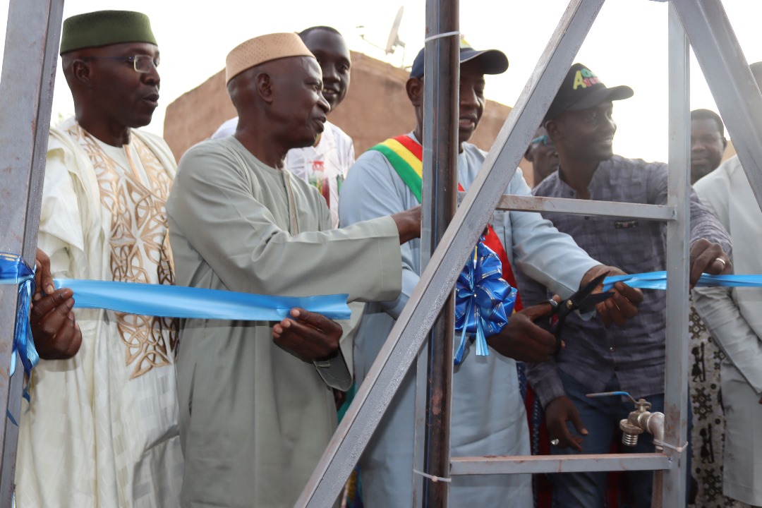 psaafml's tweet photo. "Inauguration du château d'eau à #Banconi, financé par le #PSAAF à travers le #CFEPFE. Le #PSAAF est une initiative des autorités de la Transition pour renforcer la résilience des populations vulnérables. #Résilience #Eau" @Poulodebo @PresidenceMali @unicefmali @OxfamMali @IFRC https://t.co/zpOn6ubssZ