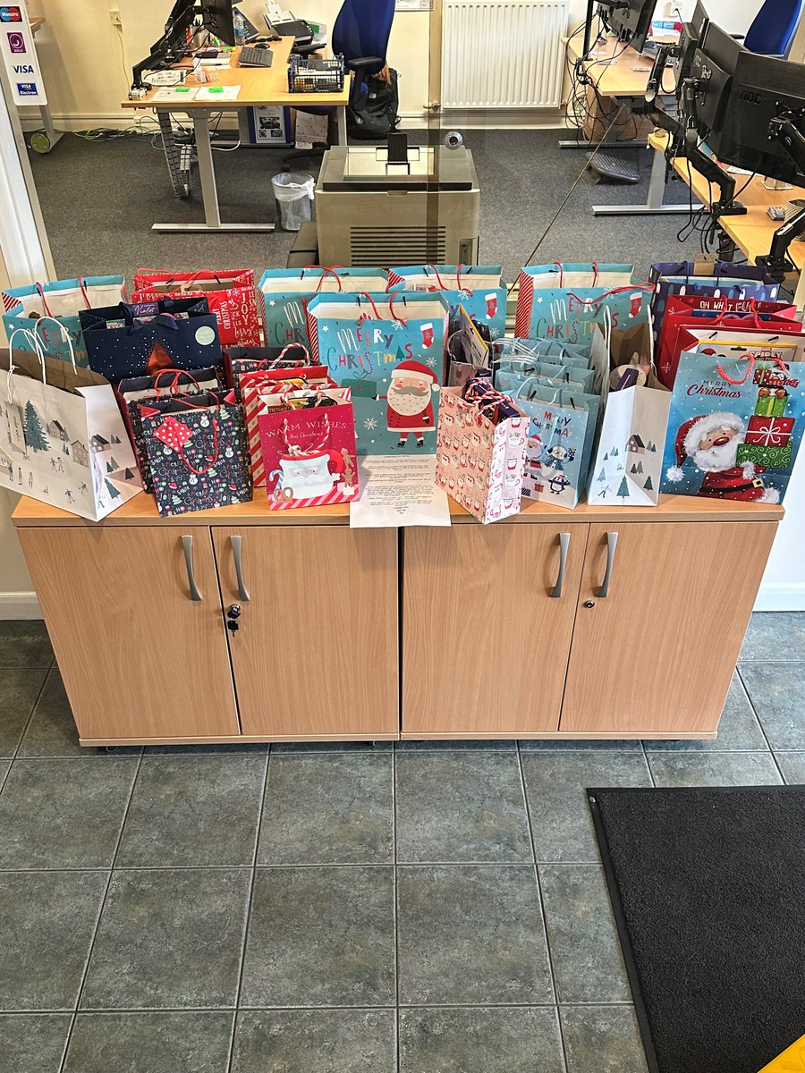 GreenhousComme's tweet photo. With Christmas approaching, our PDI Centre decided to buy an extra gift for charity.

Deb Roberts, Sales Administrator, dropped off the mountain of gifts to local Charity H2H.

#DAF #greenhousgroup #greenhouscommercials #greenhous #christmas #charity #gift https://t.co/s0SY9vCzsc