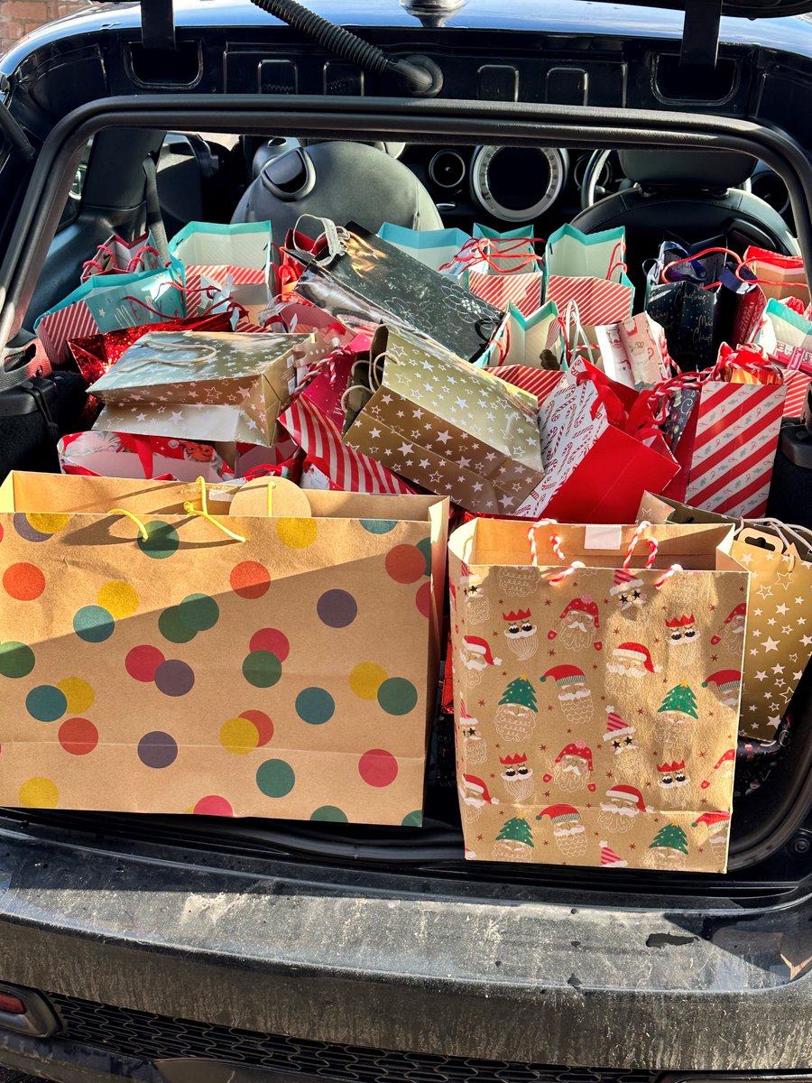 GreenhousComme's tweet photo. With Christmas approaching, our PDI Centre decided to buy an extra gift for charity.

Deb Roberts, Sales Administrator, dropped off the mountain of gifts to local Charity H2H.

#DAF #greenhousgroup #greenhouscommercials #greenhous #christmas #charity #gift https://t.co/s0SY9vCzsc