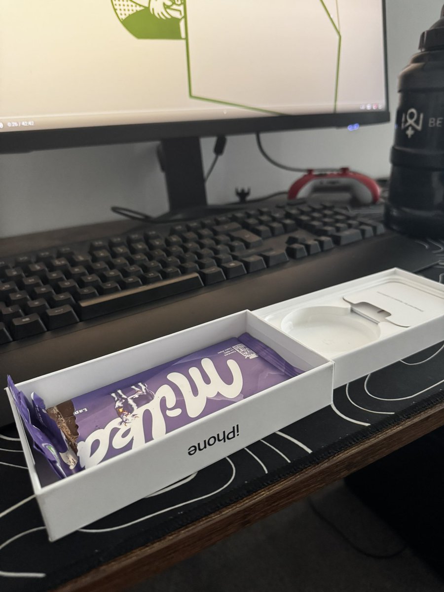 ABANUAIM's tweet photo. واحد من الشباب طالب Iphone من أمازون بريطانيا.

فك الpackaging, حصل شوكولاتة Milkyway

طبعًا ما قصروا، حتى الشوكولاته مأكول منها😂 https://t.co/g3FuMR8etR