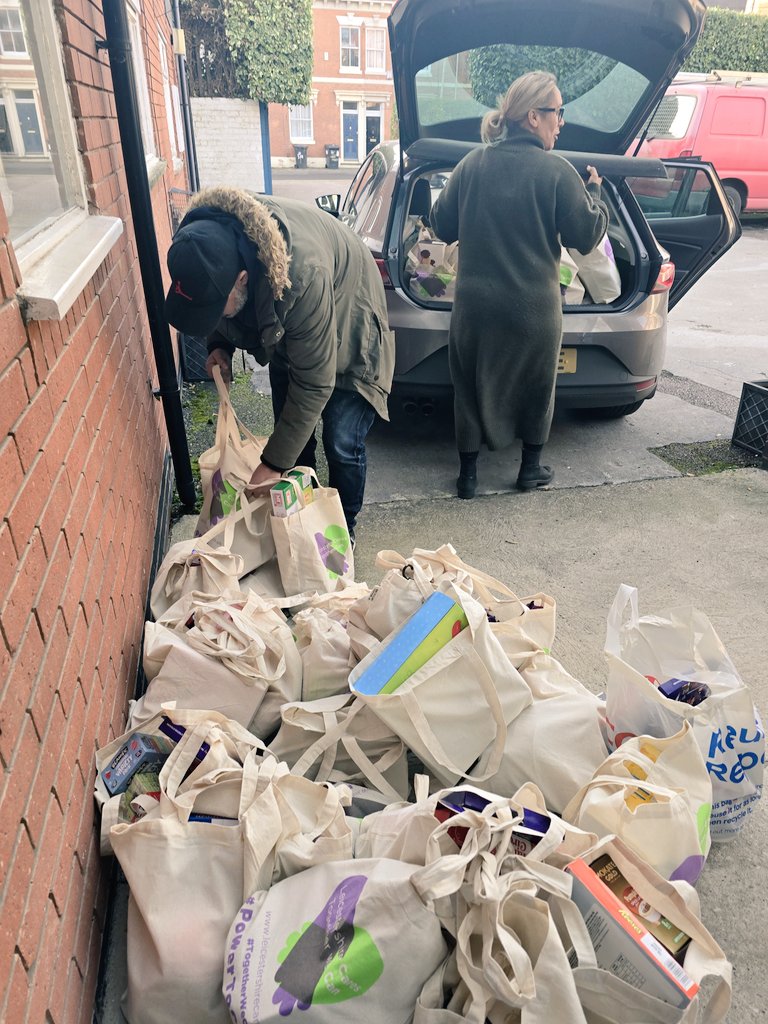 LeicsCares's tweet photo. #BagsOfHope delivery to @LeicesterMammas team. https://t.co/O8DV7zDvTW