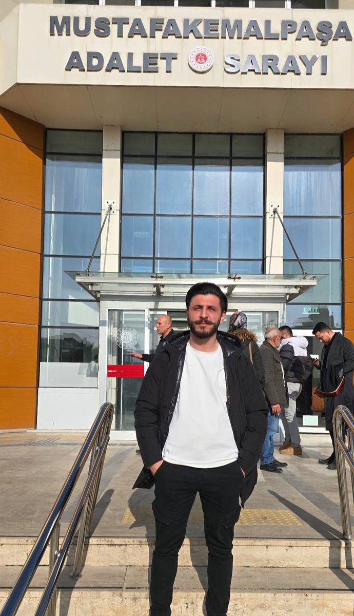 israil’e giden ticaret gemilerinde çalışan ve siyonizmin bayrağını açtığı görüntülerle gündeme gelen ‘Can’ isimli siyonist, döndükten sonra Cumhurbaşkanı’na hakaret suçlamasıyla tutuklanmıştı. Şahıs suçlamadan beraat ederek serbest kaldı. 

Bu utanç Türkiye yargısına yeter!