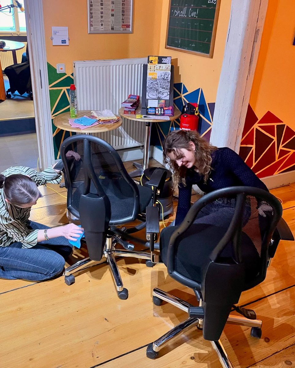 Gestern hatten wir besonderen Besuch bei StHörfunk: Lynn und Mathilda waren im Rahmen des Projekts „Mitmachen Ehrensache“ bei uns und haben den Tag genutzt, um sich ehrenamtlich einzusetzen und in die Radiowelt einzutauchen.

Ganzer Artikel: sthoerfunk.de/blog/post.php?…

#Ehrenamt