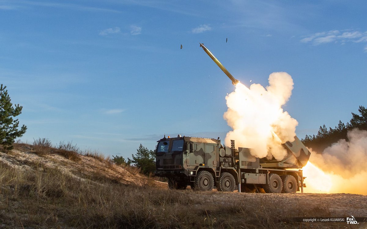 MON_GOV_PL's tweet image. PIERWSZE bojowe strzelania rakietowe #HOMAR 💥🇵🇱!
-
☑️W ramach rozwoju zdolności artyleryjskich #WojskoPolskie 🇵🇱, przeprowadzono pierwsze strzelanie systemu HOMAR-K na Centralnym Poligonie Sił Powietrznych w #Ustka. 

☑️W ćwiczeniach uczestniczyli żołnierze z 1 Brygady Rakiet, 3
