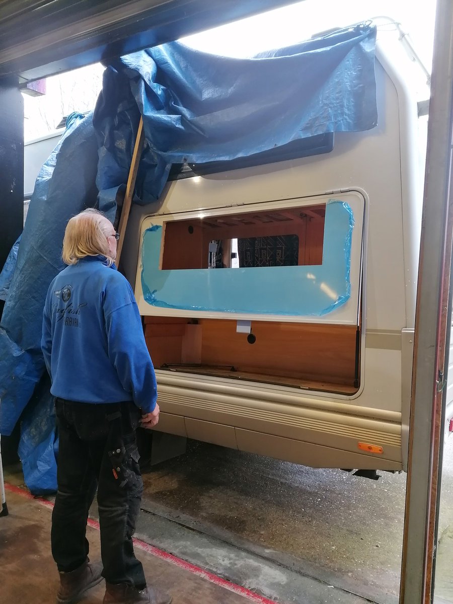 TheEnglishCarav's tweet photo. Fabricating a new door for the Laika motorhome! ♥️♥️♥️
#theenglishcaravancompany #vintagecaravanworkshop #caravanworkshop #motorhomerepair #laikamtorhome #rottenwood https://t.co/8mULuIwIkb