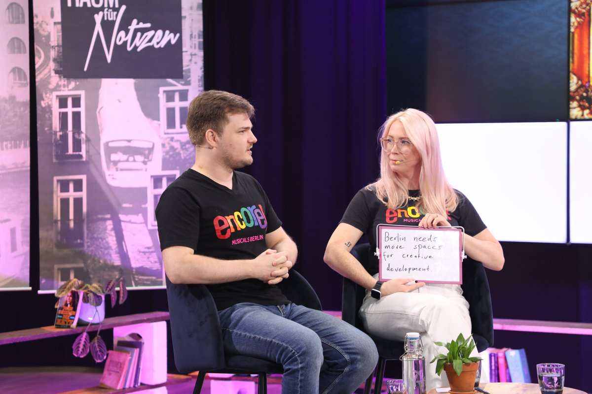 Heute um 18:30 Uhr: Neue Folge Raum für Notizen! Zu Gast sind Hannah Savory und Alexander Gehlsdorf von Encore!, Berlins erstem fremdsprachigen Musiktheater-Verein. Thema: Queerness in Musicals und die Arbeit für Vielfalt auf der Bühne. Schaltet ein! alex-berlin.de/tv-livestream